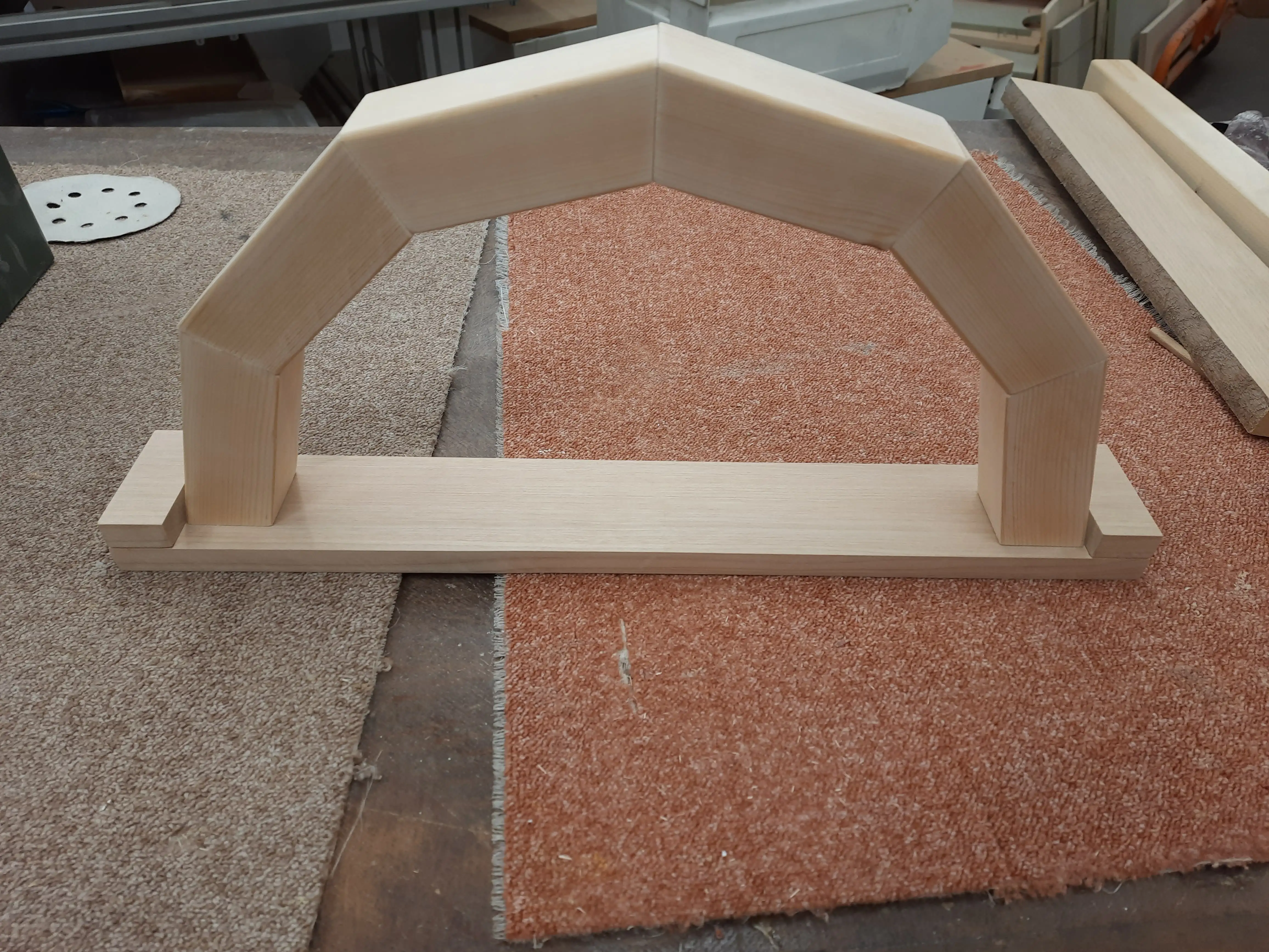 Coördinatie en samenwerking: een boogbrug uit houten blokken. Verbazingwekkend sterk! ongeveer 50cm breed en 30cm hoog.